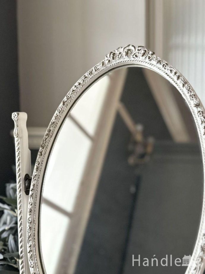 フランスから届いた白いスタンドミラー、アンティークのおしゃれな卓上