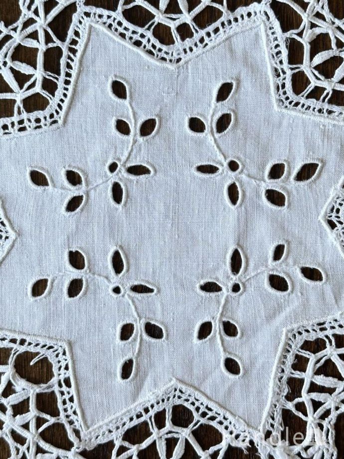 カットワークが美しいドイリーレース、フランスから届いた手作りの