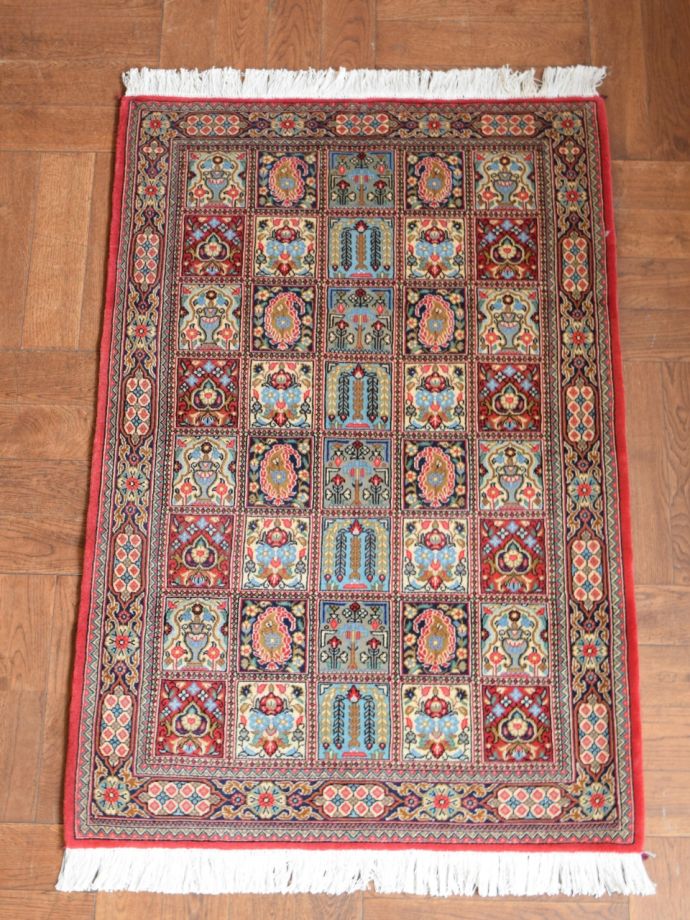 庭園デザインの美しい豪華なペルシャ絨毯、クム（Qum）で織られた