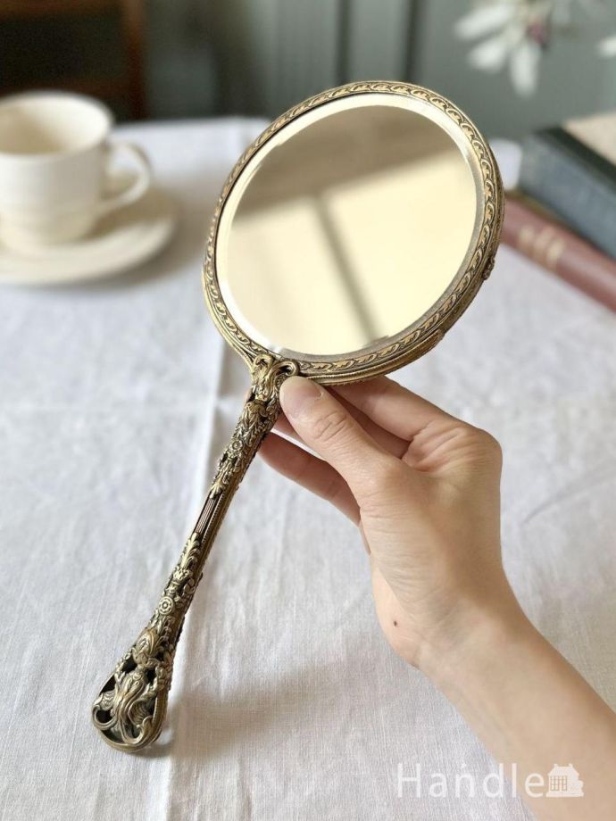 イギリスから届いたアンティークの手鏡、装飾が美しい真鍮のハンド
