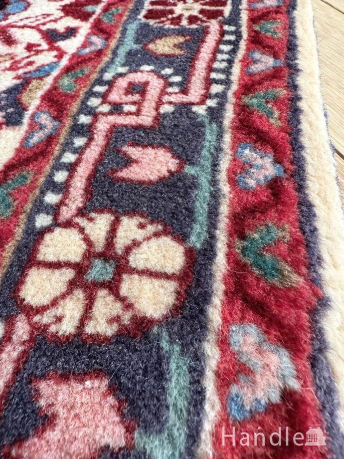 使いやすいサイズのビンテージラグ、個性的なお花の模様がおしゃれな