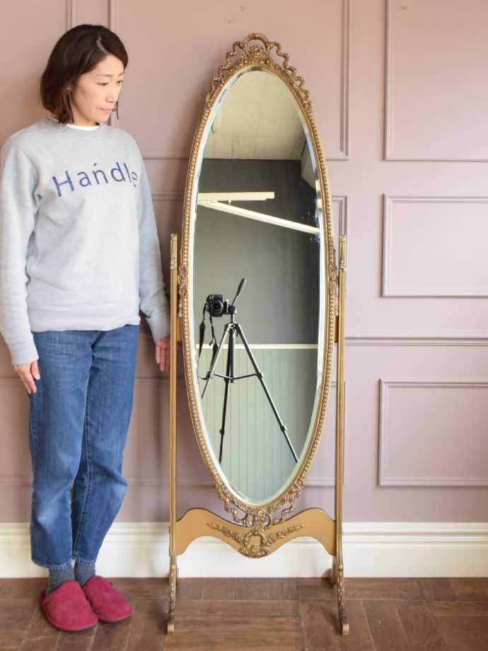 フランスで見つけたアンティークの鏡、縁取りのデザインが優雅な姿見