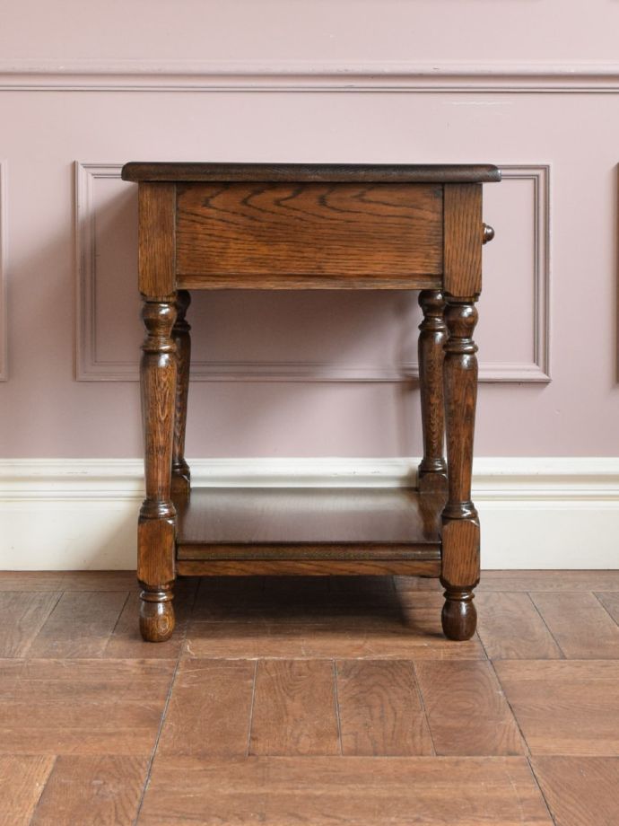 イギリスから届いた引き出し付きのローテーブル、アンティークのソファ