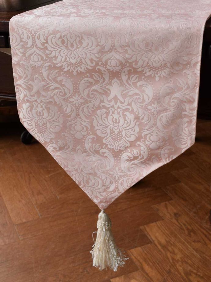 タッセルが付いたおしゃれなテーブルランナー、ジェニファーテイラーの