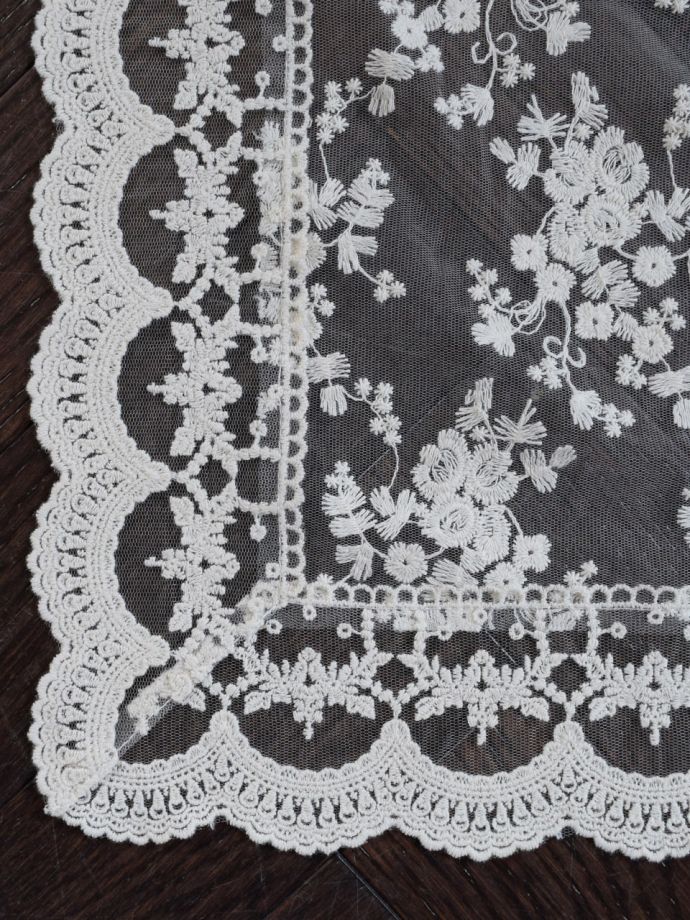 フランスアンティーク風のテーブルランナー、手刺繍風の華やかなレース