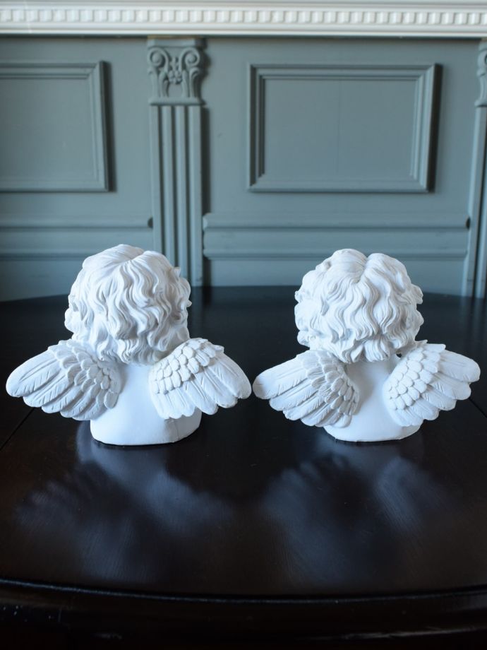 アンティーク風の可愛いディスプレイ雑貨、ほおづえをつきながらお喋り