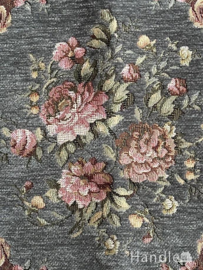 プチポワン調のおしゃれなクッションカバー、花柄の刺繍が華やかな