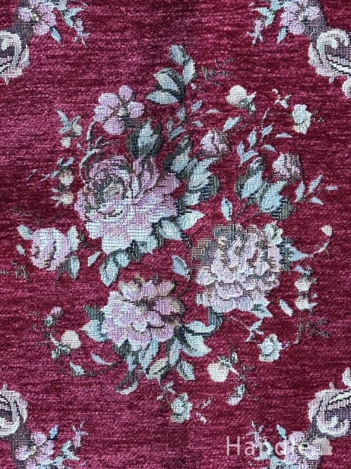 プチポワン調のおしゃれなクッションカバー、花柄の刺繍が華やかな赤い