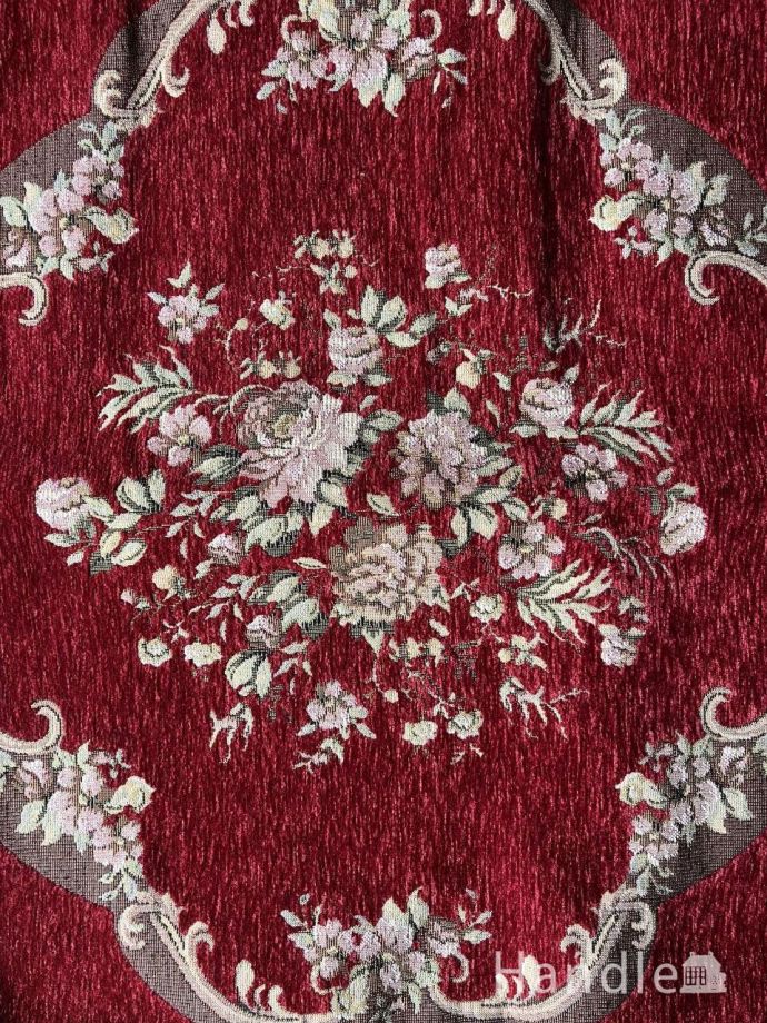 プチポワン調のおしゃれな座布団カバー、花柄の刺繍が華やかな赤い