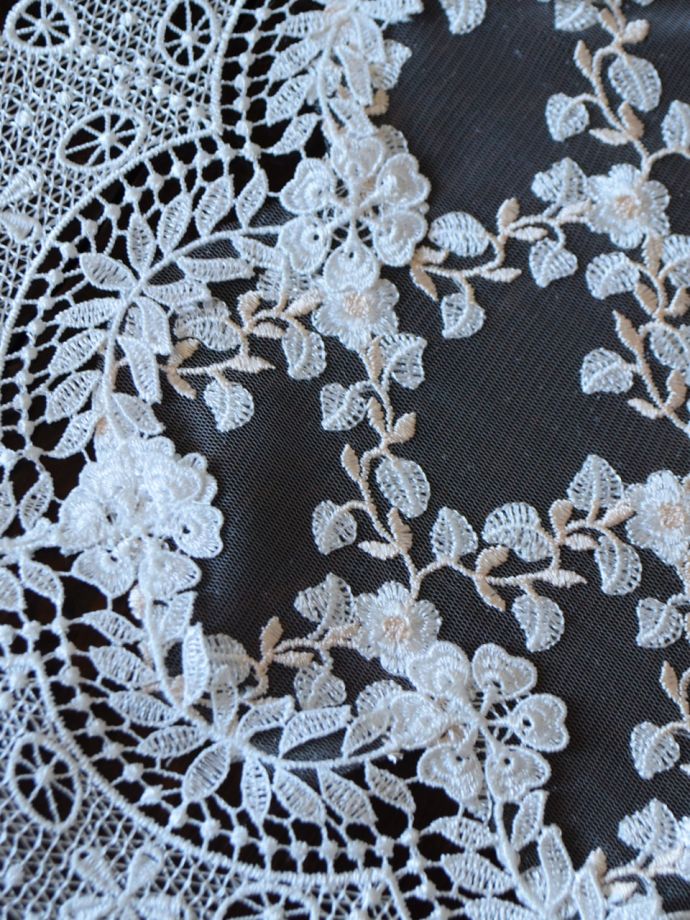 フレンチアンティーク調のドイリー、お花の刺繍のスクエア型クロス（43