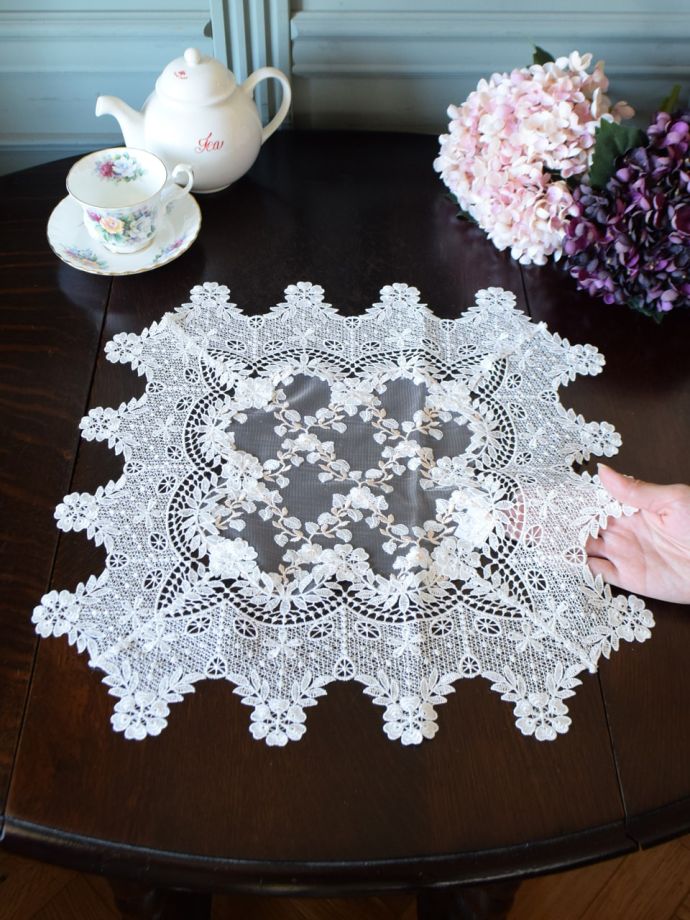 フレンチアンティーク調のドイリー、お花の刺繍のスクエア型クロス（43
