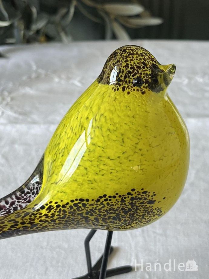 爽やかなイエロー色のガラスのオブジェ、ころんとした形が可愛いガラス