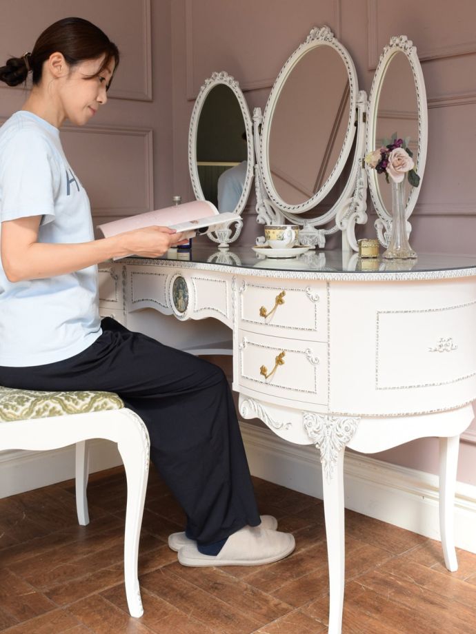 お姫様気分が楽しめる白いアンティークのドレッサー、フランスから届い