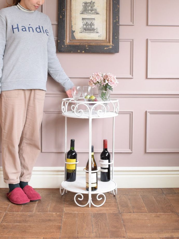 フランスから届いた白いアンティークテーブル、ワインラックの付いた