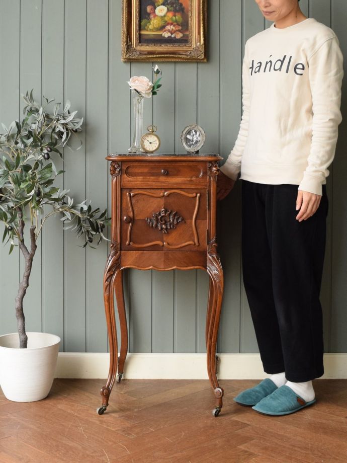 フランスから届いた美しい猫足のアンティークキャビネット、天然大理石