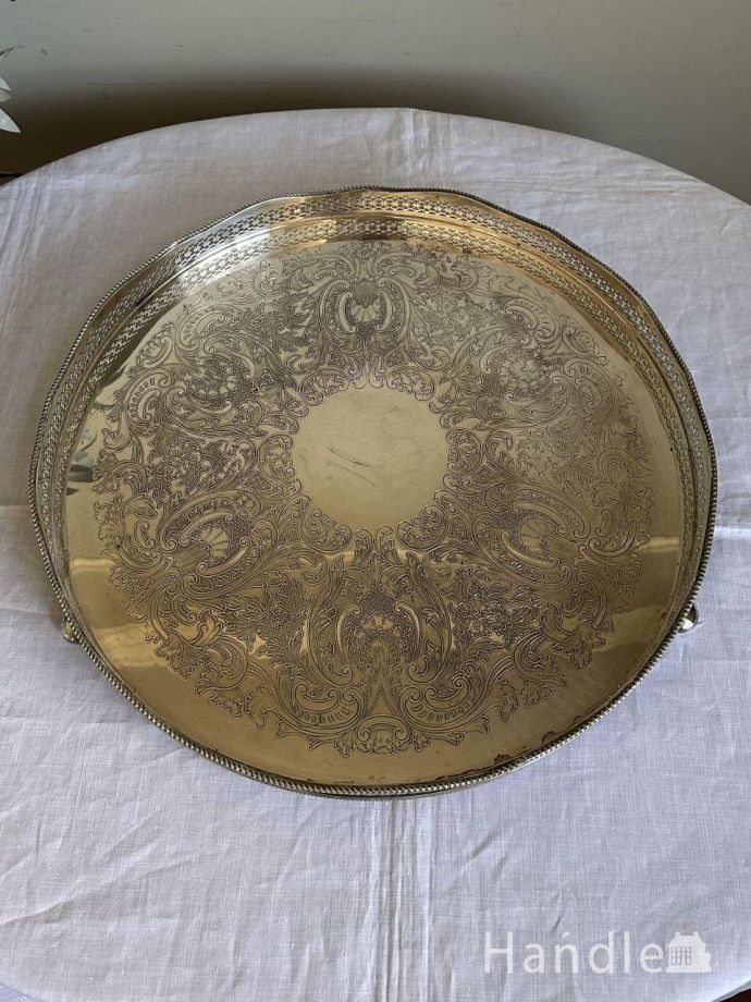 イギリスから届いた美しいシルバーのお盆、透かし彫りが入った
