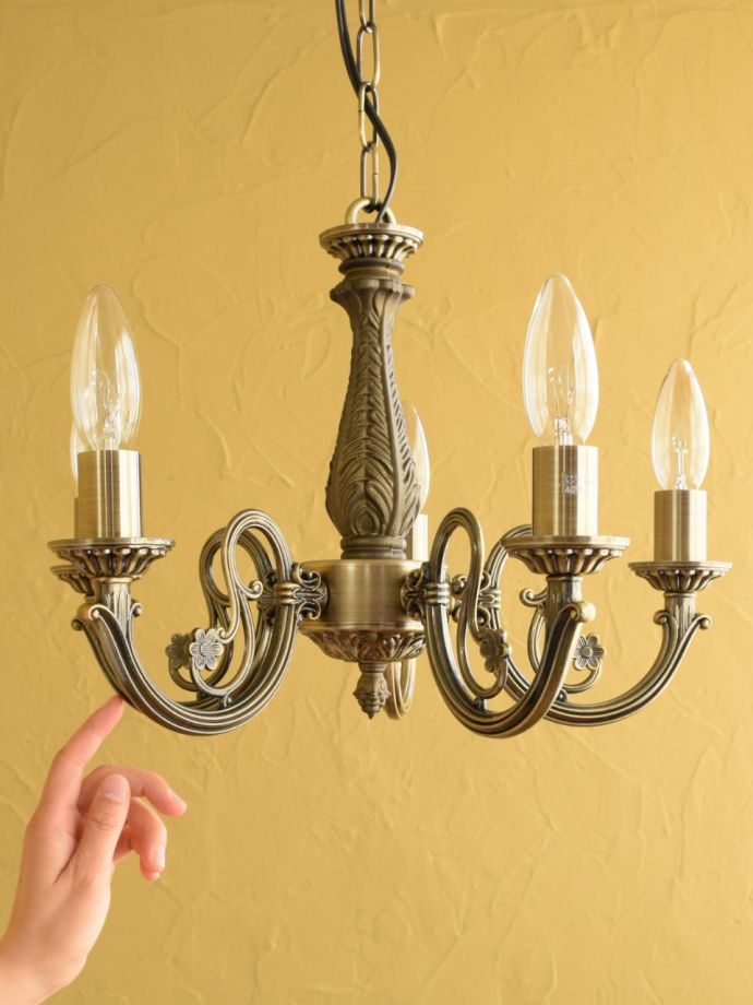 アンティーク調の照明器具、落ち着いた輝きを放つシャンデリア（5灯