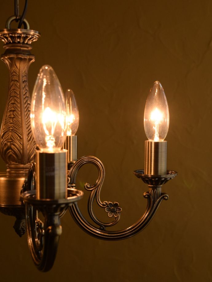 アンティーク調の照明器具、落ち着いた輝きを放つシャンデリア（5灯