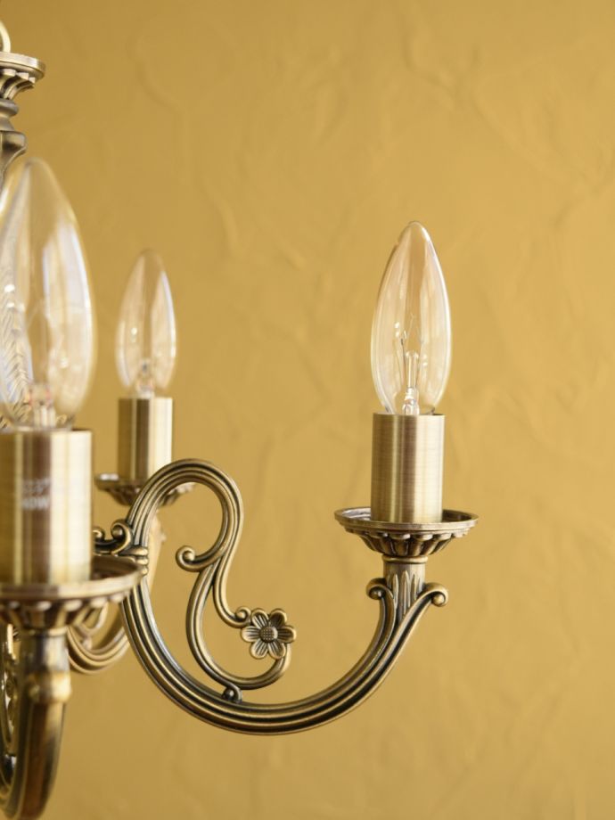 アンティーク調の照明器具、落ち着いた輝きを放つシャンデリア（5灯