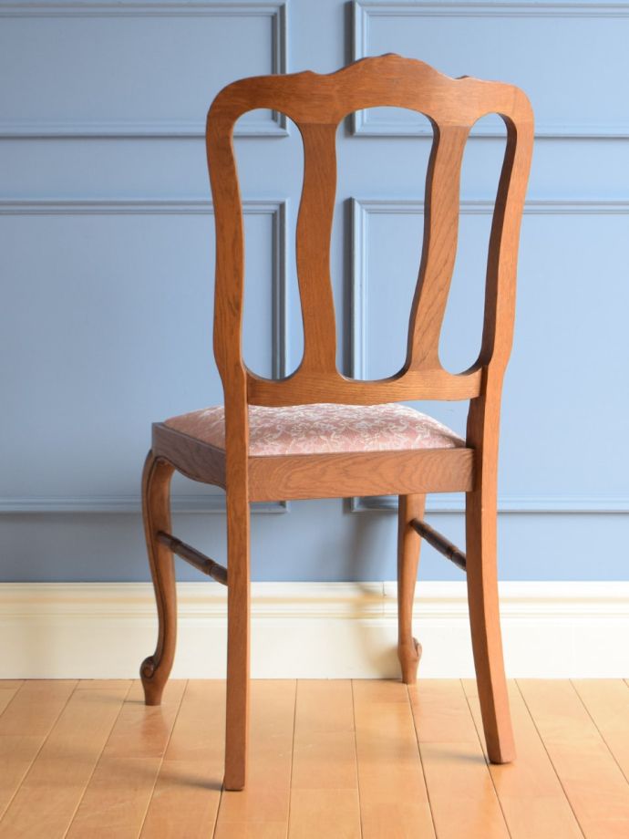 フランスから届いたアンティークの椅子、猫足が優雅なダイニングチェア