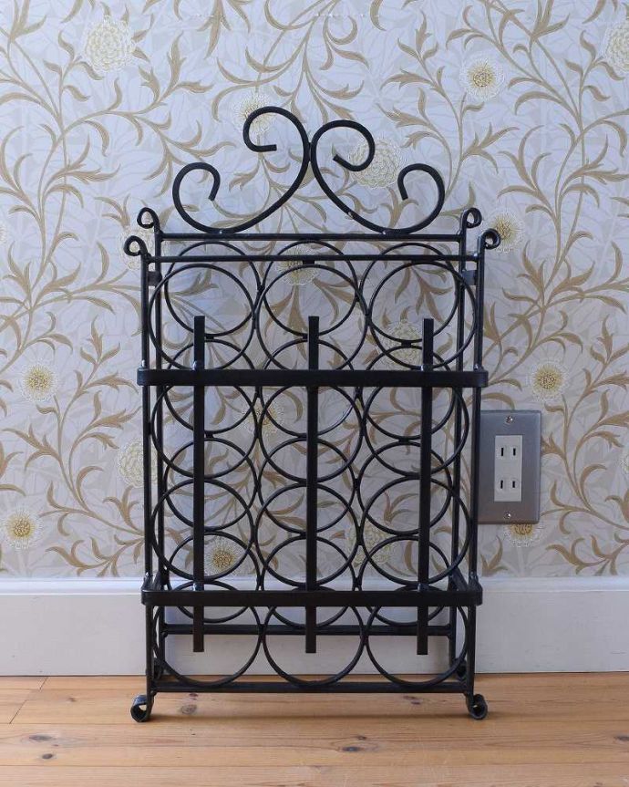 フランス見つけた素敵なインテリア、アイアン製のアンティークワイン