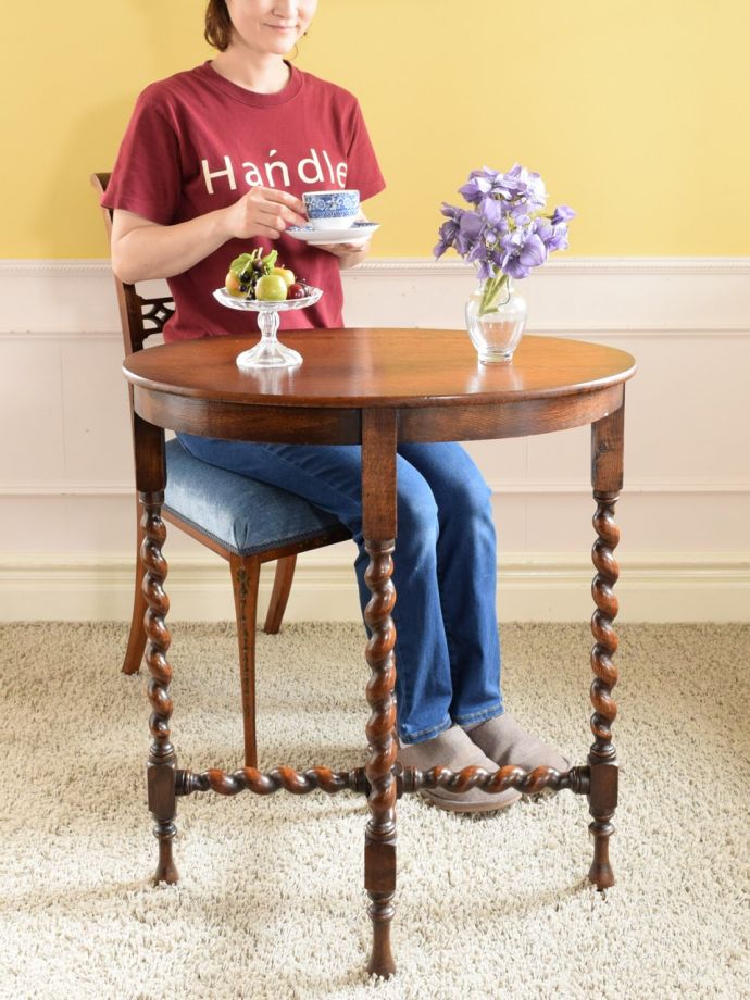 イギリスのアンティークテーブル、ツイスト脚のキレイなオーク材の