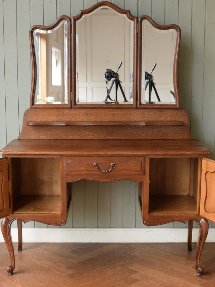 フランスから届いたアンティークの鏡台、三面鏡の美しい猫足ドレッサー
