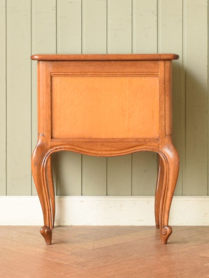 フランスの小さなアンティーク家具、優雅な猫脚が美しいナイトテーブル