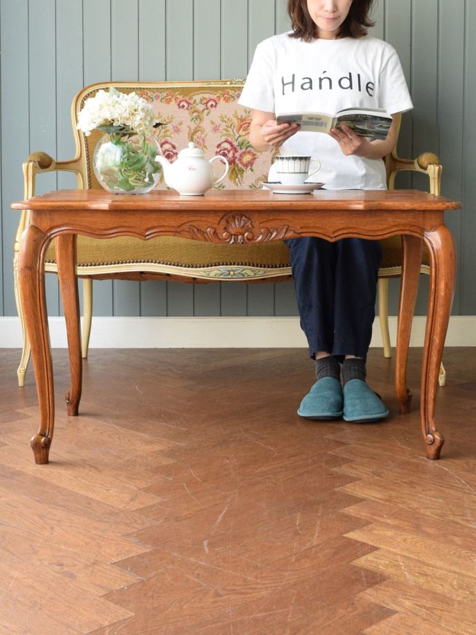 フランスから届いた猫足のテーブル、パーケットリーの天板がおしゃれな