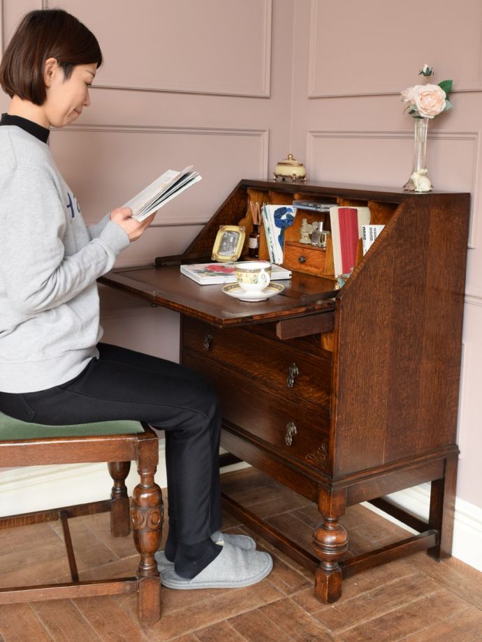 彫刻が美しいライティングビューロー、 英国アンティークの収納付き