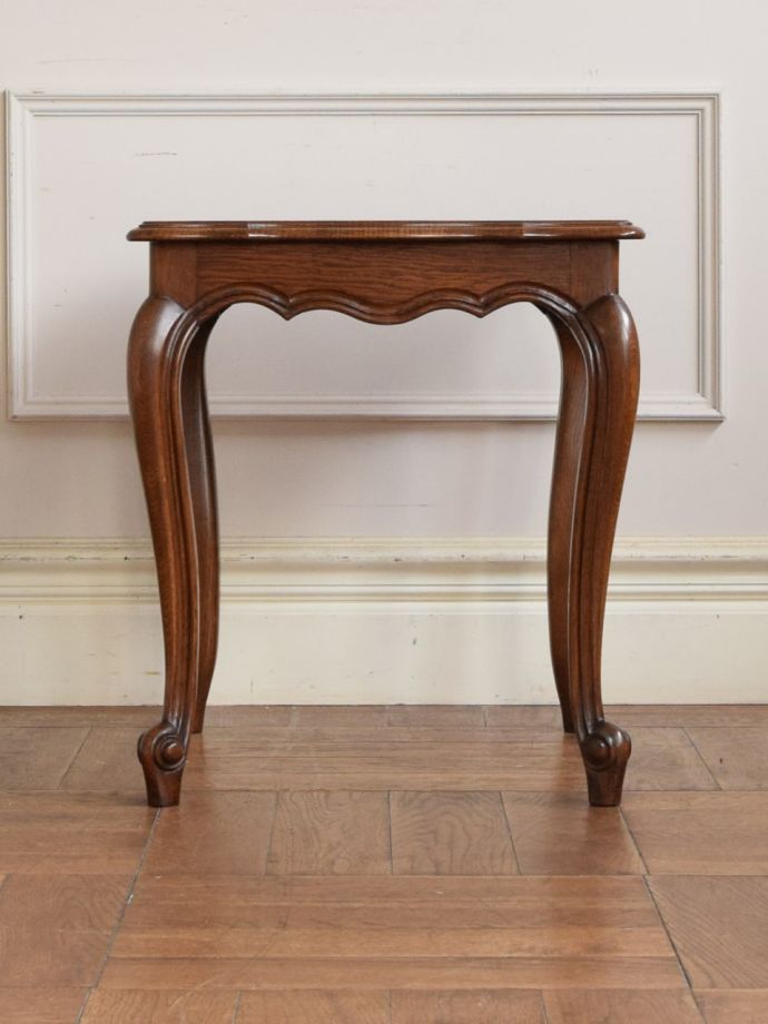 フランスから届いた猫足のテーブル、スクエア型のアンティークサイド