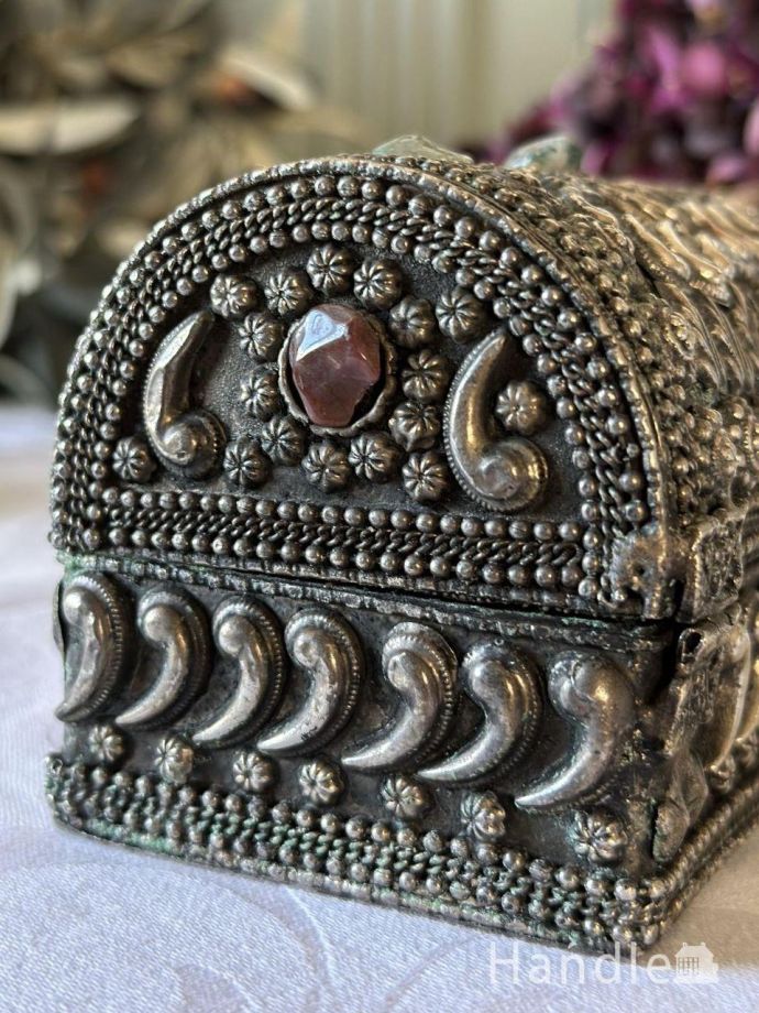 イギリスから届いたアンティークボックス、とっても華やかなジュエリー