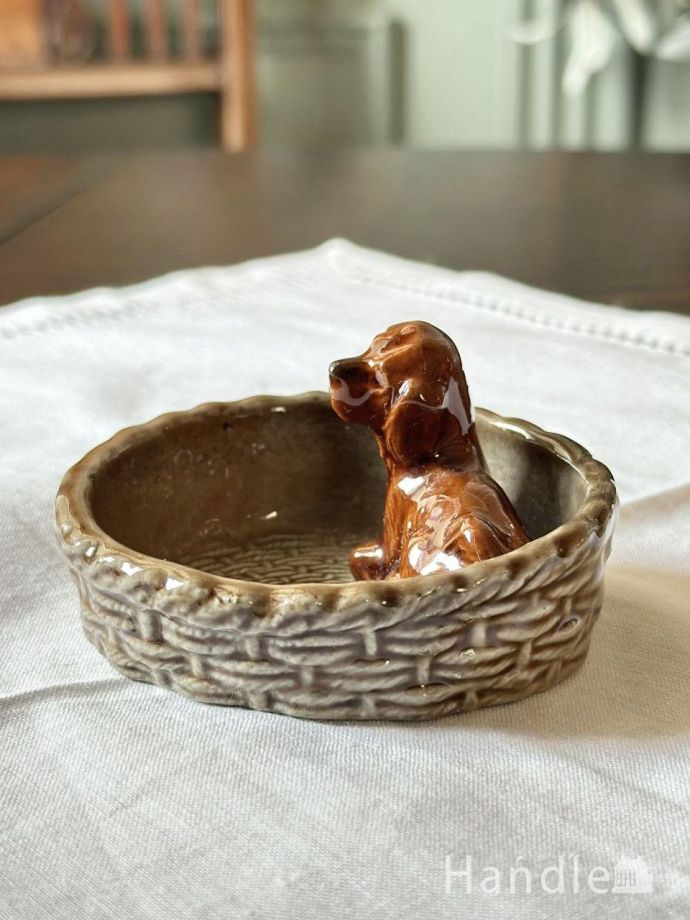 イギリスから届いたビンテージの陶磁器、WADE社のかごに入った犬の