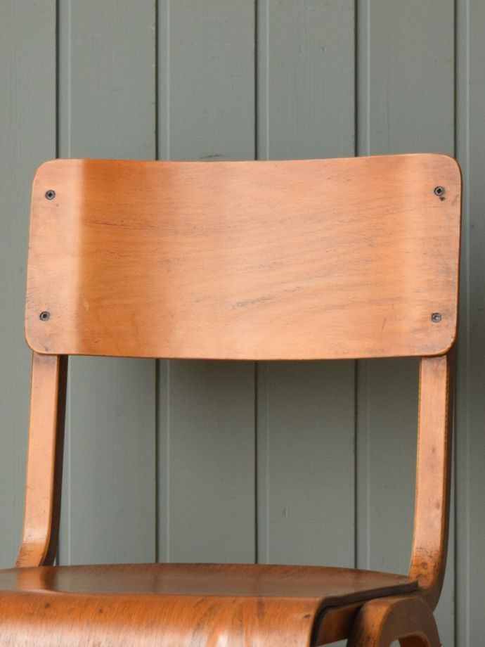 イギリスから届いた可愛いスタッキングチェア、積み重ねて収納できる