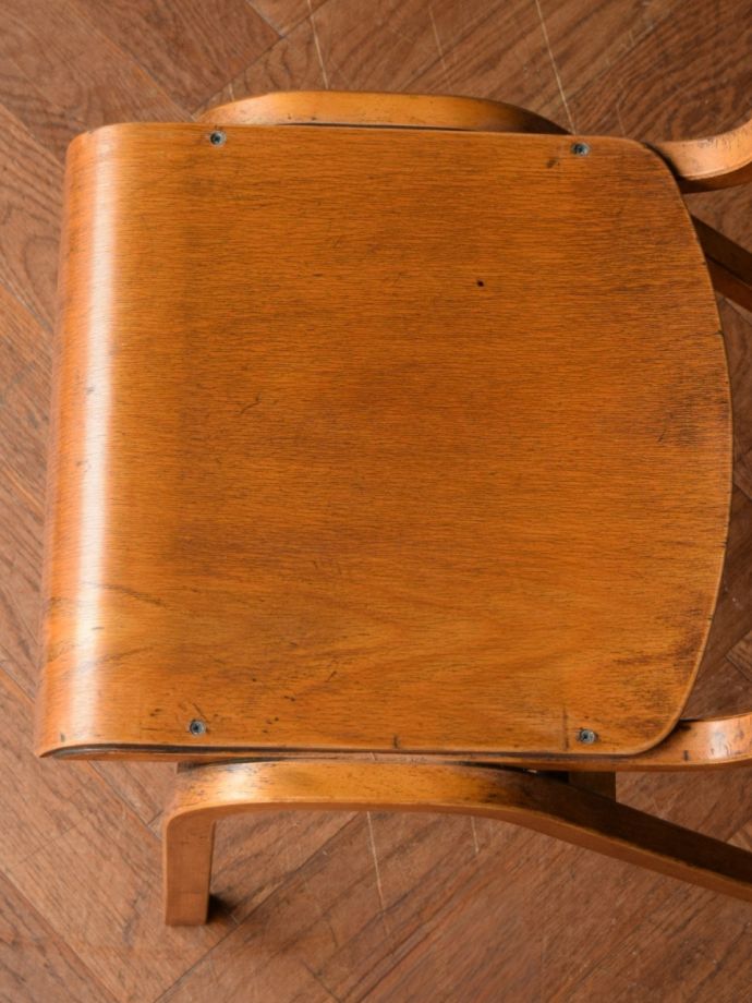 イギリスから届いた可愛いスタッキングチェア、積み重ねて収納できる