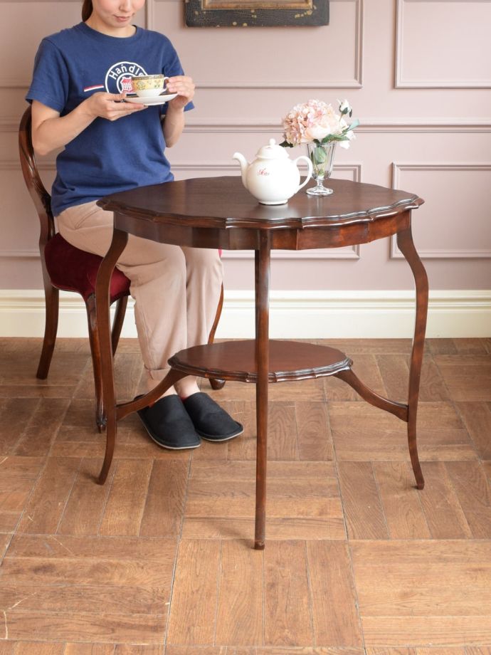 イギリスから届いたマホガニー材のオケージョナルテーブル、天板の