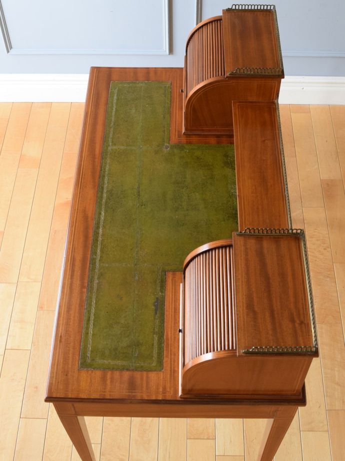 英国から届いたおしゃれなアンティークデスク、マホガニー材の杢目が