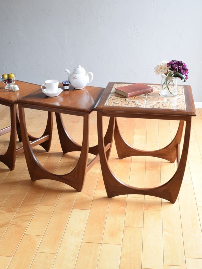 G-PLANのタイルトップネストテーブル、英国ビンテージのサイドテーブル