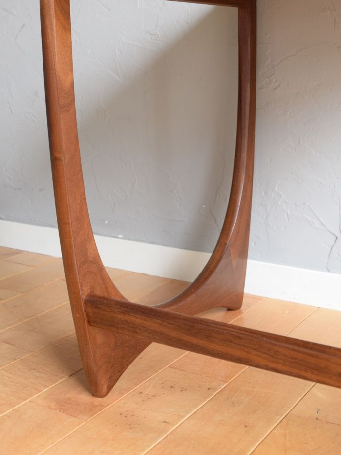 G-PLANのタイルトップネストテーブル、英国ビンテージのサイドテーブル