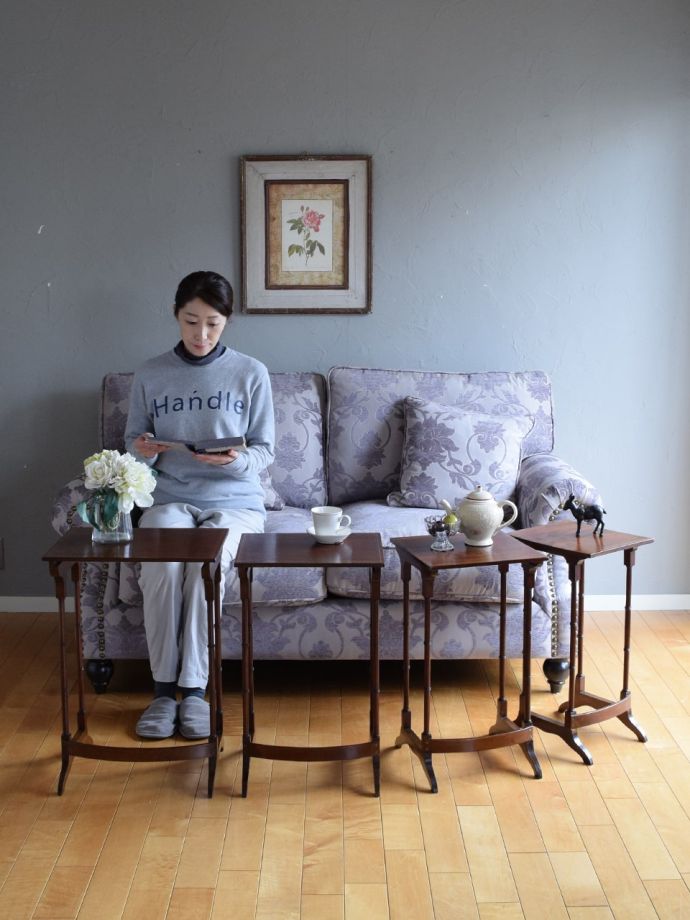 英国から届いた4台セットのテーブル、天板に象嵌が入ったネスト