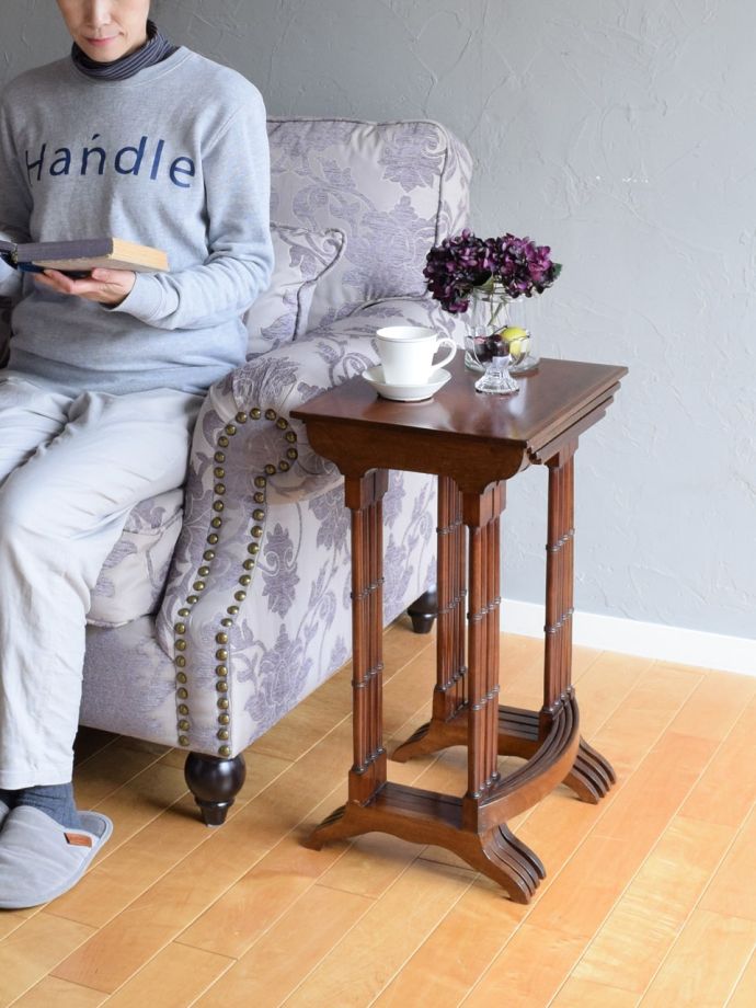 英国から届いた4台セットのテーブル、天板に象嵌が入ったネスト