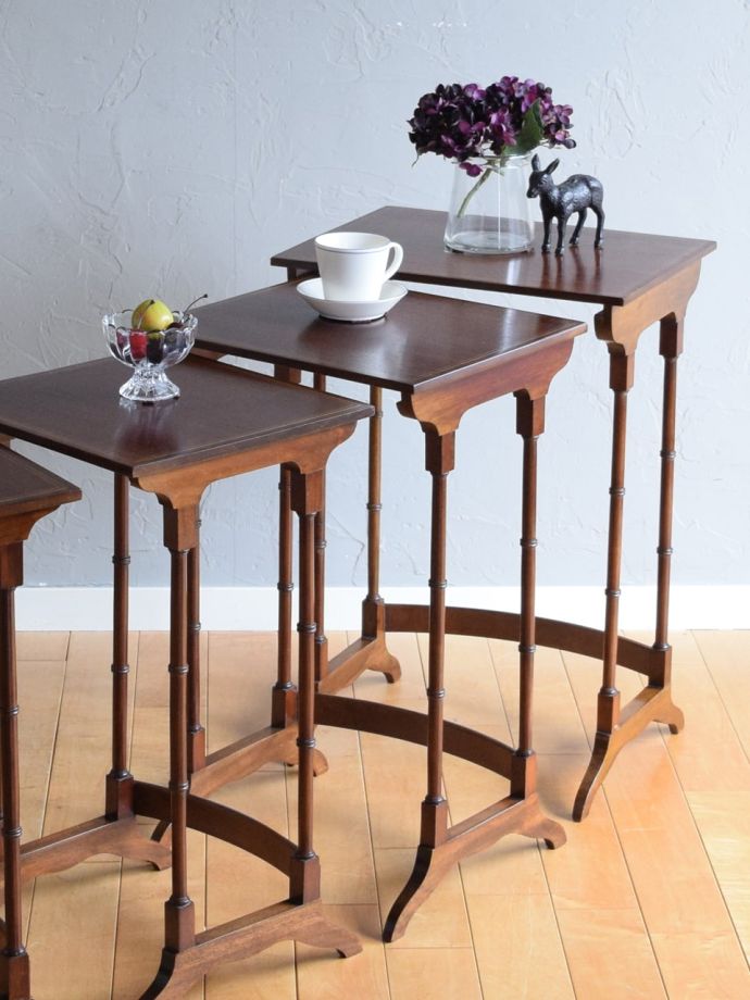 英国から届いた4台セットのテーブル、天板に象嵌が入ったネスト