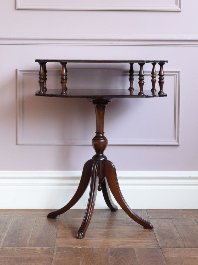 英国アンティークのおしゃれなティーテーブル、トライポット脚のサイド