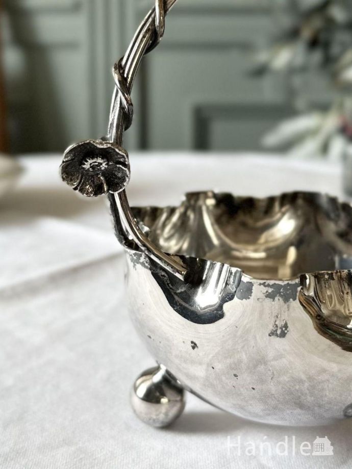 英国のアンティークシルバープレートのボウル、お花の形の持ち手付きの