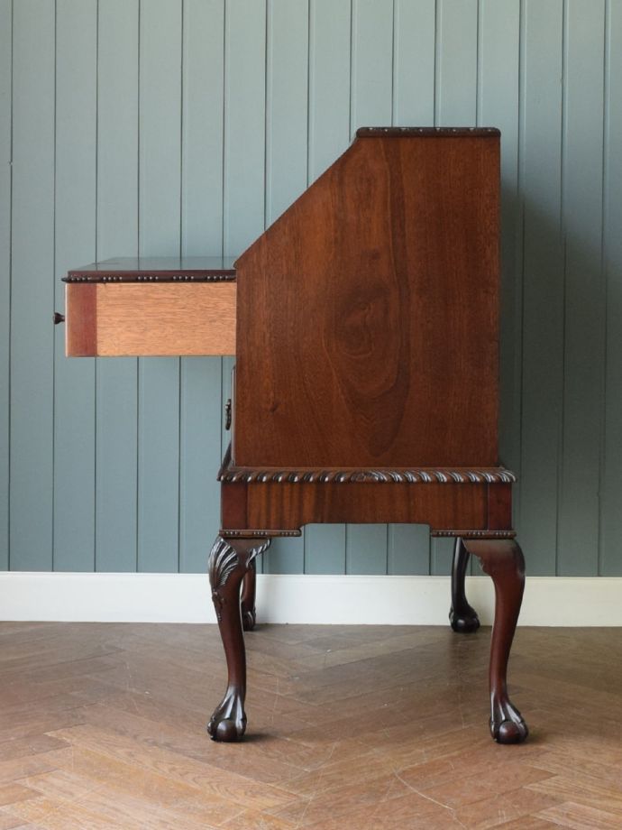 英国アンティークの書斎机、長い猫脚のライティングビューロー(i-035-f