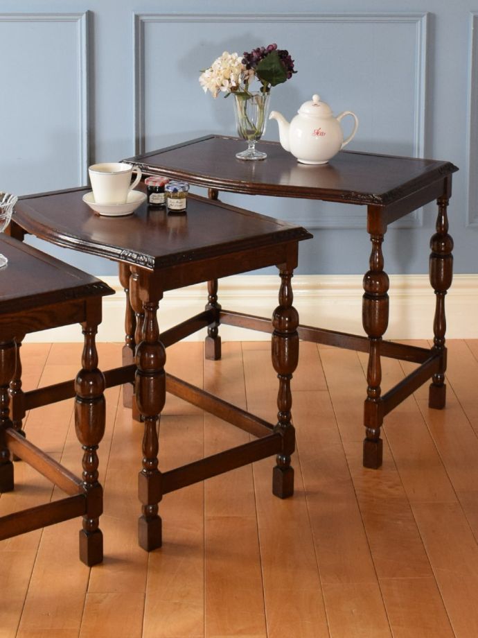 英国アンティークの美しいサイドテーブル、バルボスレッグのめずらしい
