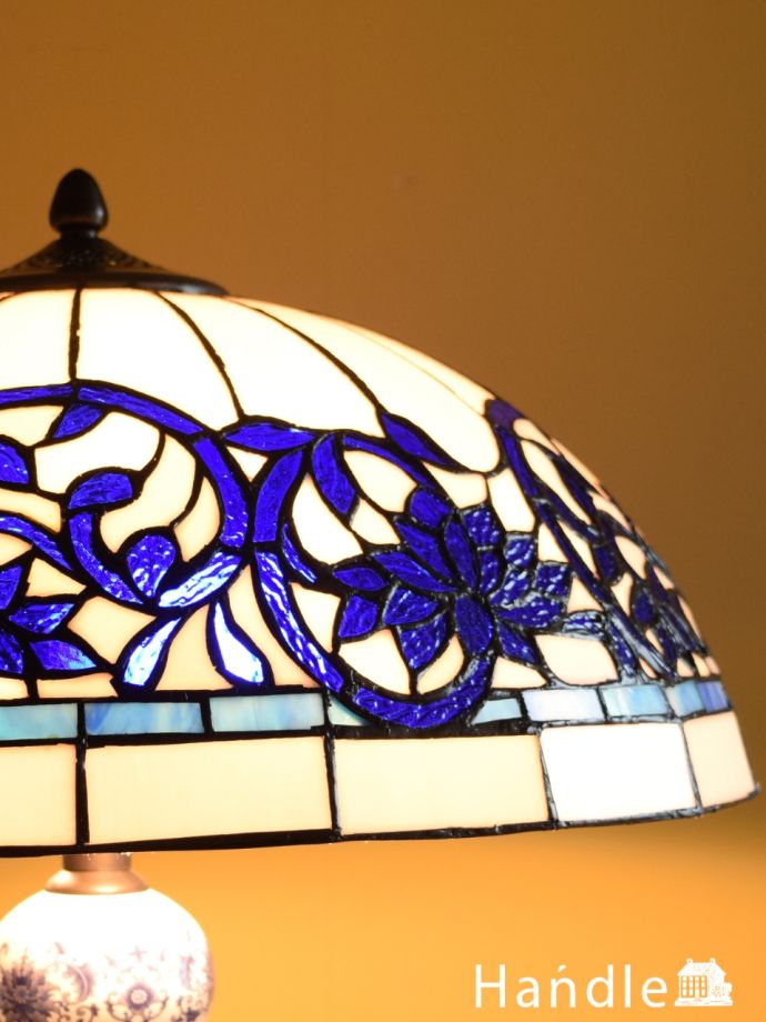 アンティーク調のフロアライト、ステンドグラス風のシェードが美しい