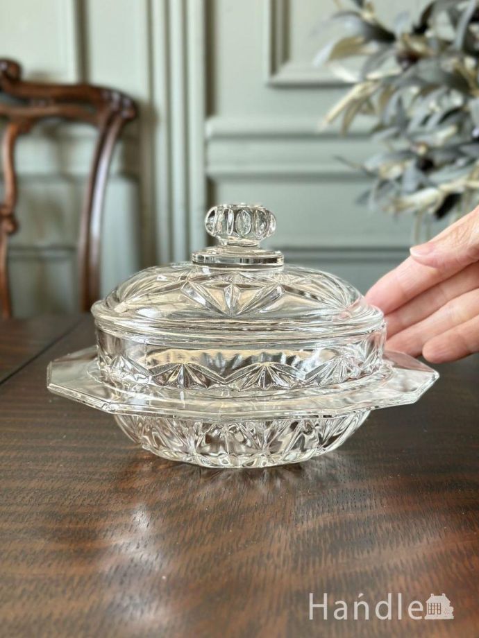 イギリスから届いたアンティークガラスの食器、フタ付きのプレス