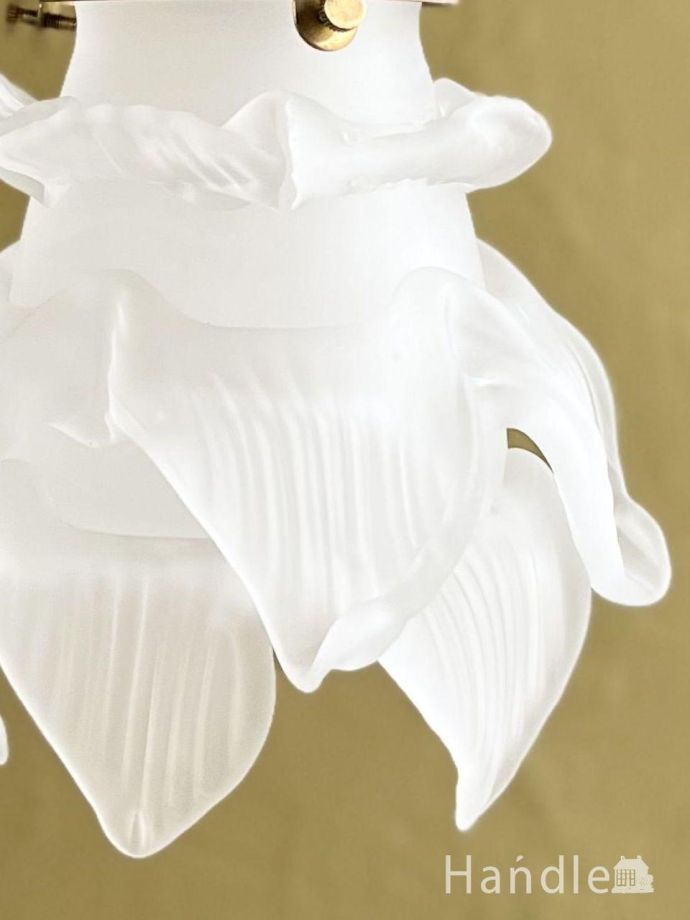 バラの形が可愛いガラスシェード、アンティーク調のペンダントライト