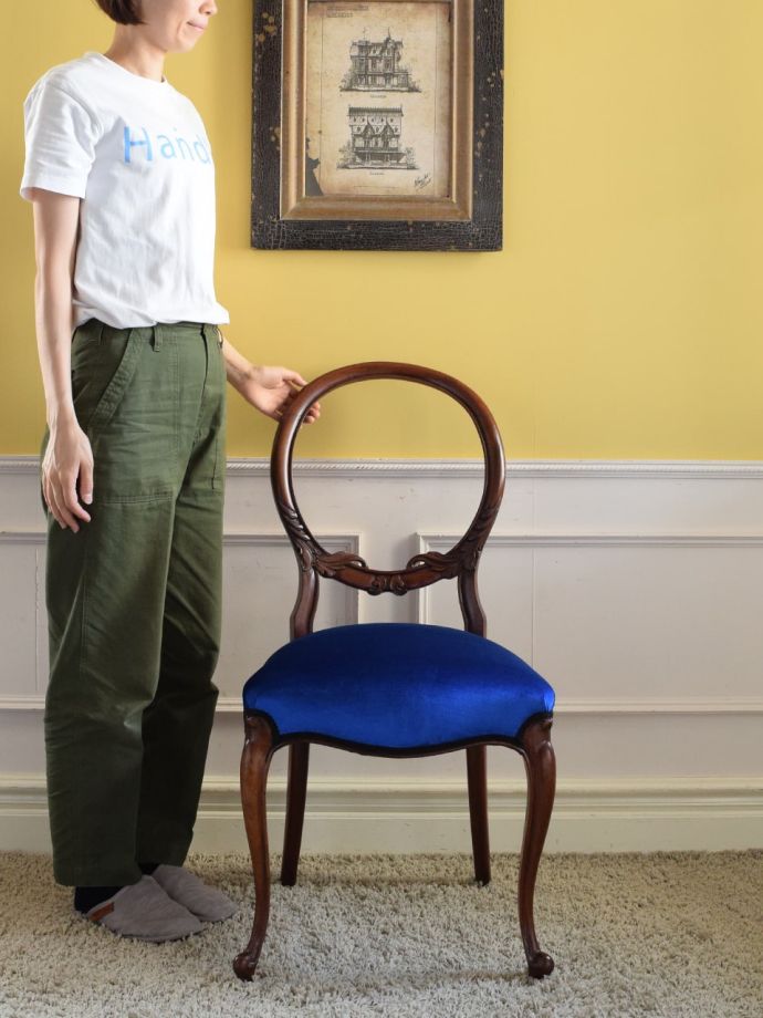 英国アンティークの椅子、背もたれが美しいバルーンバックチェア(q-509